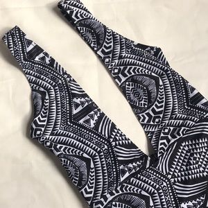 Missguidedsz 4 PlungeBlack/WhiteGeometric OnePiece
